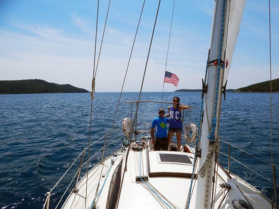 sailing-in-bay-of-boka